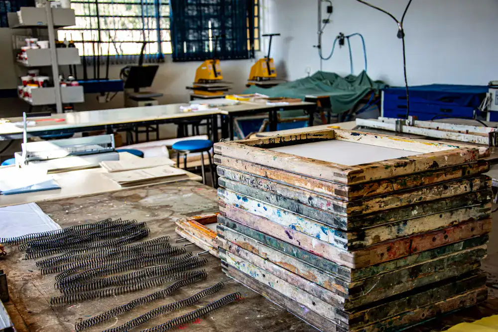 Mesa de trabajo en el taller lista para los alumnos