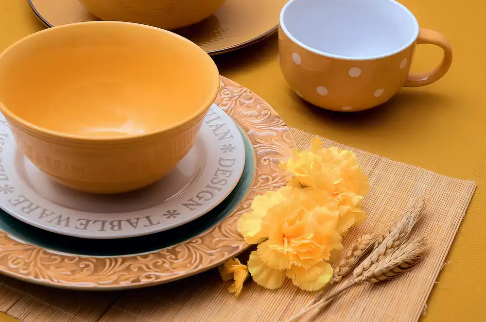 Platos y cuencos de cerámica sobre una mesa de madera