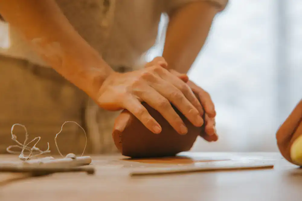 Clase práctica de modelado manual sobre mesa